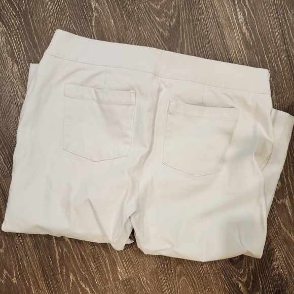 Spanx Crisp White On the GO Kick Capri Pants Size 1X Plus Size - Picture 7 of 10